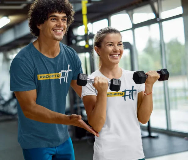 Professor orientando aluna na Academia Projeto Fit