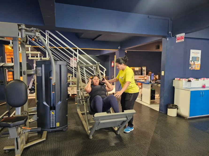 Aluna treinando com orientação na Academia Projeto Fit