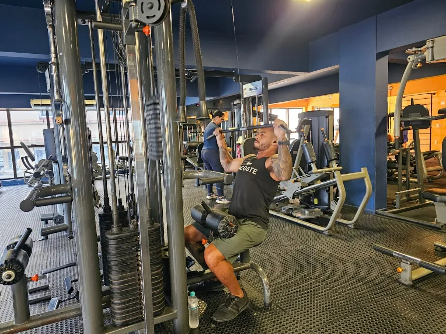 Estação de musculação da Academia Projeto Fit