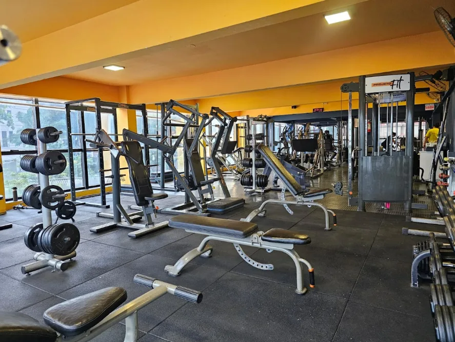 Sala de pesos livres da Academia Projeto Fit