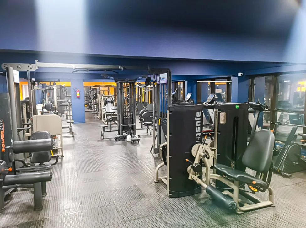 Corredor de máquinas e esteiras da academia
